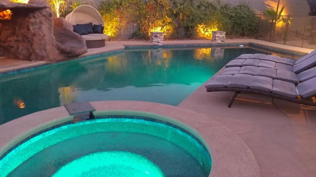 Luxury Villa, With Bonus Pool House, Private Pool, Hot Tub, Rock Water Fall And Slide, Putting Green, Basketball, Shuffle Board, Play Gym, Privately Gated On Circular Driveway. Las Vegas Exteriör bild